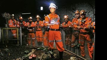 No subterrâneo, Priscila é observada pelos funcionários da mineradora. - Fotos: Margareth Abussamra / Abussamra Photos