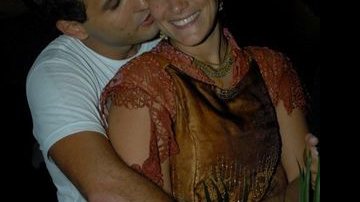 Priscila Fantin recebe o carinho do namorado Miguel de Moraes - AgNews