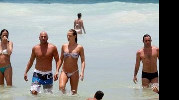 Letícia Birkheuer curte praia com novo namorado - AgNews