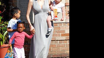 Angelina Jolie com os filhos Maddox, Zahara e Shiloh - Reprodução / People