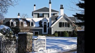 A charmosa propriedade em Brookline, no Estado de Massachusetts, EUA, possui quatro quartos, cinco banheiros e sete lareiras. - AFB Press e Grosby Group