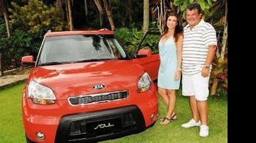 A empresária e José Luiz Gandini, presidente da Kia Motors do Brasil, mostram o modelo que será sorteado durante cinco fins de semana entre os convidados. - GEORGE MAGARAIA/IMAGENS MAGASAC