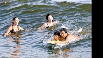 Andréa Beltrão e a família no mar - MARCELO SOALHEIRO/AG. BYTE BEACH