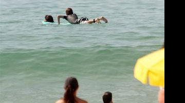 Patrícia Poeta vê o filho surfar no Rio de Janeiro - AgNews