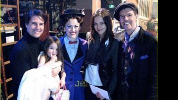 Tom Cruise, Katie Holmes e Suri assistem a peça 'Mary Poppins' - Reprodução / Just Jared
