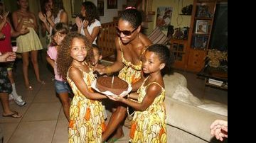 Adriana Bombom com as filhas, Olivia e Talita - Anderson Borde/AgNews