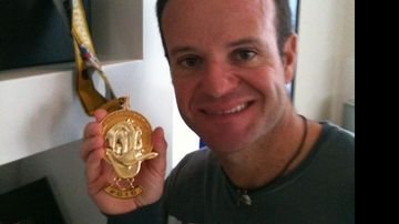 Rubinho Barrichello e sua medalha da meia maratona da Disney - Reprodução / Twitter