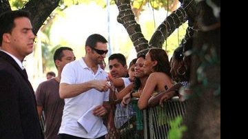 Hugh Jackman atende os fãs na porta do hotel - Felipe Assumpção/AgNews