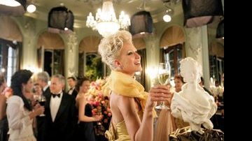 Na gravação do comercial de CARAS, a princesa Paola propõe um brinde com a nova coleção, que presenteará os leitores com taças e copos com detalhes em ouro em 2010. - CARLINHOS DUARTE/CHD PRODUÇÕES E MARCO PINTO/SAVONA