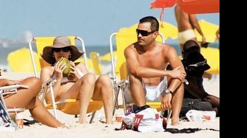 Juntos desde novembro, a apresentadora e Rodrigo Phavanello curtem praia no Rio. - J. HUMBERTO /AG .NEWS