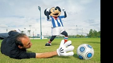 No gramado do Wide World of Sports, Mickey celebra o gol.