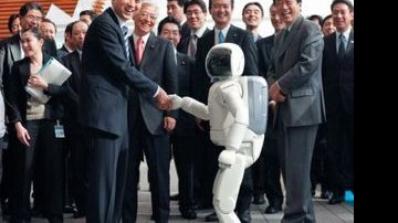 Yukio Hatoyama e o robô Asimo - REUTERS
