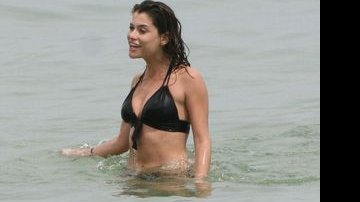 Alinne Moraes na praia de São Conrado - AgNews