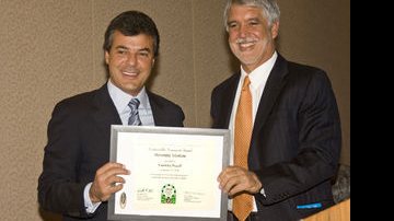 Beto Richa recebe prêmio de Enrique Penalosa - Divulgação