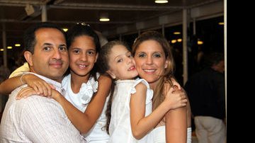 Daniela Omairi, o marido Maroan e as filhas Luísa e Laura na noite de Reveillon - Arquivo pessoal