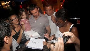 Atencioso, Huck Jackman distribui autógrafos para fãs em frente ao Copacabana Palace - AgNews