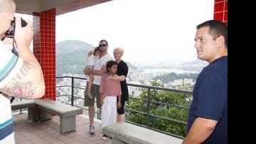 Hugh Jackman com a família no Morro Dona Marta - Felipe Assumpção / AgNews