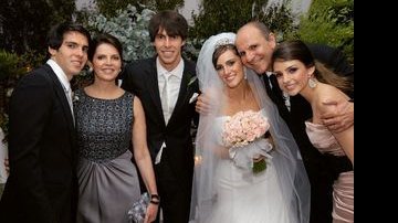 Digão e Rebeca são cercados pelo amor de Kaká, Simone, Bosco e Caroline. - MARUCIA KINTSCHEV