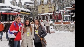 A empresária Nadia Guimarães, do Empório La Poltrona, e as filhas Caroline e Juliana Saab visitam a estação de esqui de Whistler, no Canadá. - DUDU PACHECO, MAURICIO BORGES E VERA MAURO