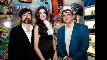 O empresário Kazuhiko Tamura, Renata Machado e o artista plástico Antonio Peticov participam de festa que saúda 2010 na Galeria Romero Britto, nos Jardins, em São Paulo. - FERNANDA MOGRABI SUSSKIND E KATIA CAMPOS