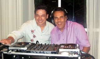 O DJ Johnny e o produtor musical Marco Camargo discotecam no aniversário da assessora de imprensa Lu Barbosa, que recebe convidados em sua casa, em São Paulo. - ANDRÉ VICENTE, JEANETE CARVALHO, MARGARETH ABUSSAMRA/ ABUSSAMRA PHOTOS E PAULA GABRIELA DE MENEZES