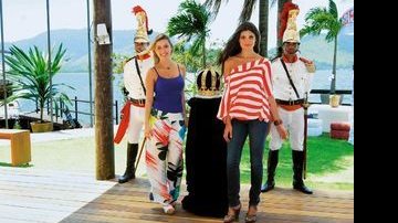 A atriz Marcela Tinti e a Miss Brasil 2008, Natália Anderle, admiram a réplica da coroa, avaliada em R$ 1,3 milhão. - RENATA D'ALMEIDA E RENATO WROBEL