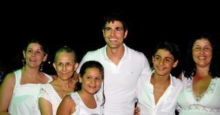 Na Costa do Sauípe, o ator Reynaldo Gianecchini celebra 2010 com as irmãs Roberta Gianecchini Vignard e Cláudia Gianecchini (nas pontas), a mãe, Heloisa, e os sobrinhos Giovana e Renan, filhos de Roberta. - BRUNO RYFER, CANINDÉ SOARES, CASSIANO DE SOUZA/ CBS IMAGENS, LIANE NEVES E VAN LIMA , J.REIS