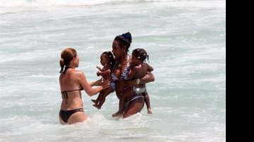 Glória Maria leva as filhas, Maria e Laura, à praia de Ipanema, no Rio - Wallace Barbosa/AgNews