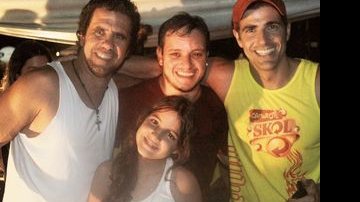 Na Praia do Forte, Tuca Fernandes e Manno Góes - com a filha Malu -, da Banda Jammil, encontram Reynaldo Gianecchini na Balada Trip... - ALESSANDRA GERZOSCHKOWITZ, ANDRÉ VICENTE, FRED PONTES, KIKO COELHO, MARIANA NOGUEIRA E RENE MARTINS