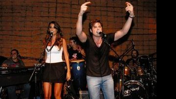 No show Dado e Convidados, o artista recebe Marcella Fogaça no palco do restaurante Zozô, Rio. - ROBERTO VALVERDE