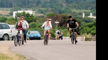 O ator segue a mulher, Kyra, em passeio de bicicleta com os filhos, Sosie Ruth e Travis pela Praça de José Ignacio, na região de mesmo nome, em Punta del Este, o chique balneário uruguaio. - M.FERNANDEZ/PERFIL