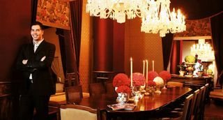 Bacchin apresenta o lounge, que conta com mesa de cinco metros do século XVIII. - RENATA D'ALMEIDA