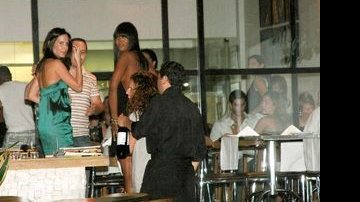 Naomi Campbell entre amigos em São Paulo - ORLANDO OLIVEIRA/ AGNEWS