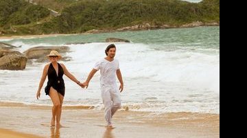 O casal desfruta de uma caminhada romântica na paradisíaca praia do Estaleiro, em Santa Catarina. - Fernando Willadino