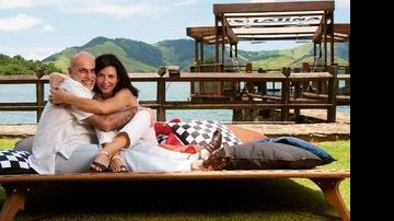 Na Ilha de CARAS, o casal se abraça diante do Lounge Latina. - CAROL FEICHAS/4COM FOTOGRAFIA