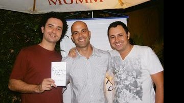 Os atores Marco Luque e Guilherme Uzeda ladeiam Danilo Pinoti, que lança o livro Pequenas Poesias no Café Journal, em São Paulo. - DIEGO REDEL, EDUARDO TARRAN, GUILHERME JORDANI, IDA LUQUE E PEDRO CORTÊS