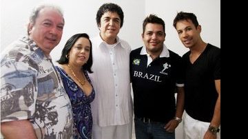 Em Águas de Lindóia, SP, Luiz Ayrão, ao centro, canta no Vacance para Paulinho Boa Pessoa e Simone, Marcelo Bandeira e Márcio Pereira. - ANDRÉ VICENTE, CASSIANO DE SOUZA, DIMITRI NABOKOV, FABRIZIO GUERATTO, IVAN FARIA, KELLY QUEIROZ, LILIAN KNOBEL, PAULO DUEK, RICARDO ANTUNES E RICARDO PRADO