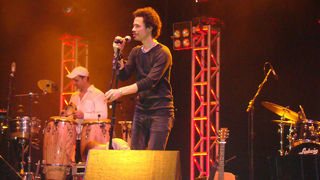 O cantor e compositor sueco Eagle Eye Cherry durante seu show em Florianópolis, no Stage Music Park - Larissa Martins