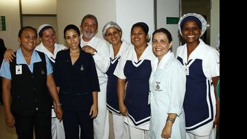 Após exames, o presidente Lula posa para foto com funcionárias do Hospital Português - Ricardo Stuckert / PR