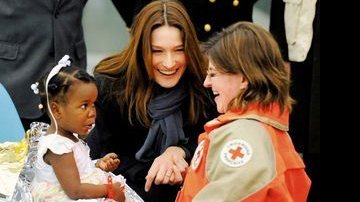 Carla Bruni-Sarkozy recebe órfãos do Haiti - Reuters