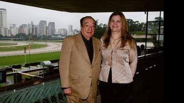 O casal de advogados Paulo José da Costa e Sandra Souza confere os GPs 25 de Janeiro e Presidente do Jockey Club de São Paulo, que marcam os 456 anos da cidade de São Paulo, no hipódromo. - VIVIAN FERNANDEZ