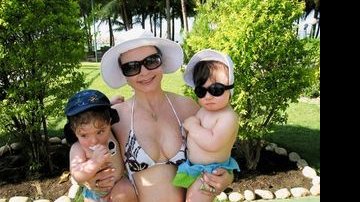 Liliane Ventura leva os gêmeos à praia