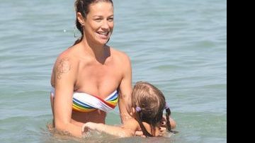 Luana Piovani se diverte com criança na praia do Leblon - AgNews