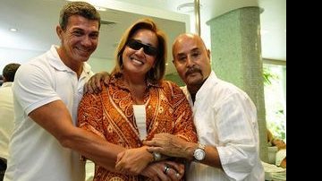 Claudia Jimenez mostra seu novo visual ao lado dos cabeleireiros Ronaldo Cunha e Wilson de Barros - Divulgação