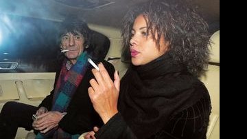 No banco traseiro do carro, Ron Wood e Ana Araújo curtem passeio por Londres. - GROSBY GROUP