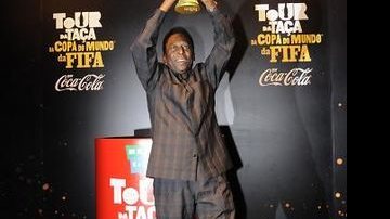 Pelé levanta o troféu durante o Tour da Taça da Copa do Mundo FIFA, no Rio de Janeiro - Ismar Ingber/Divulgação