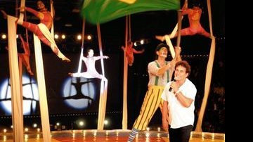 No Píer Mauá, Rio, Marcos, ex-trapezista e atualmente apresentador, com os acrobatas de Um Novo Olhar Para o Circo. - IVAN FARIA