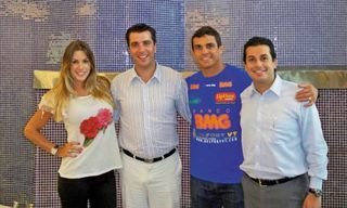 Joana Prado e o marido, Vitor Belfort (de camiseta azul), são recebidos por Maurício Patrocínio e Eduardo Frayha na MonaVie, empresa de bebidas com açaí, em SP. - J. TEIXEIRA, KIN KIN, LORENZO FABRI, MARINA DEIENO E NAZARA FIALHO