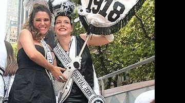 A cantora Maria Rita e a atriz Leanda Leal no desfile do Cordão da Bola Preta em 2009; este ano as duas voltam a desfilar no bloco mais tradicional do Rio - reprodução/Terra