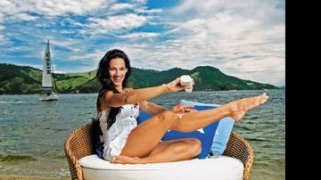 Na Ilha de CARAS, Bruna aplica hidratante NIVEA Happy Time nas pernas, que confessa ser sua parte favorita do corpo. - GEORGE MAGARAIA/IMAGENS MAGASAC